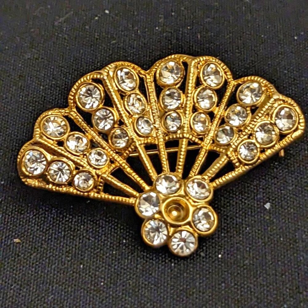 CHARMING VINTAGE GOLD & CRYSTAL BROOCH
